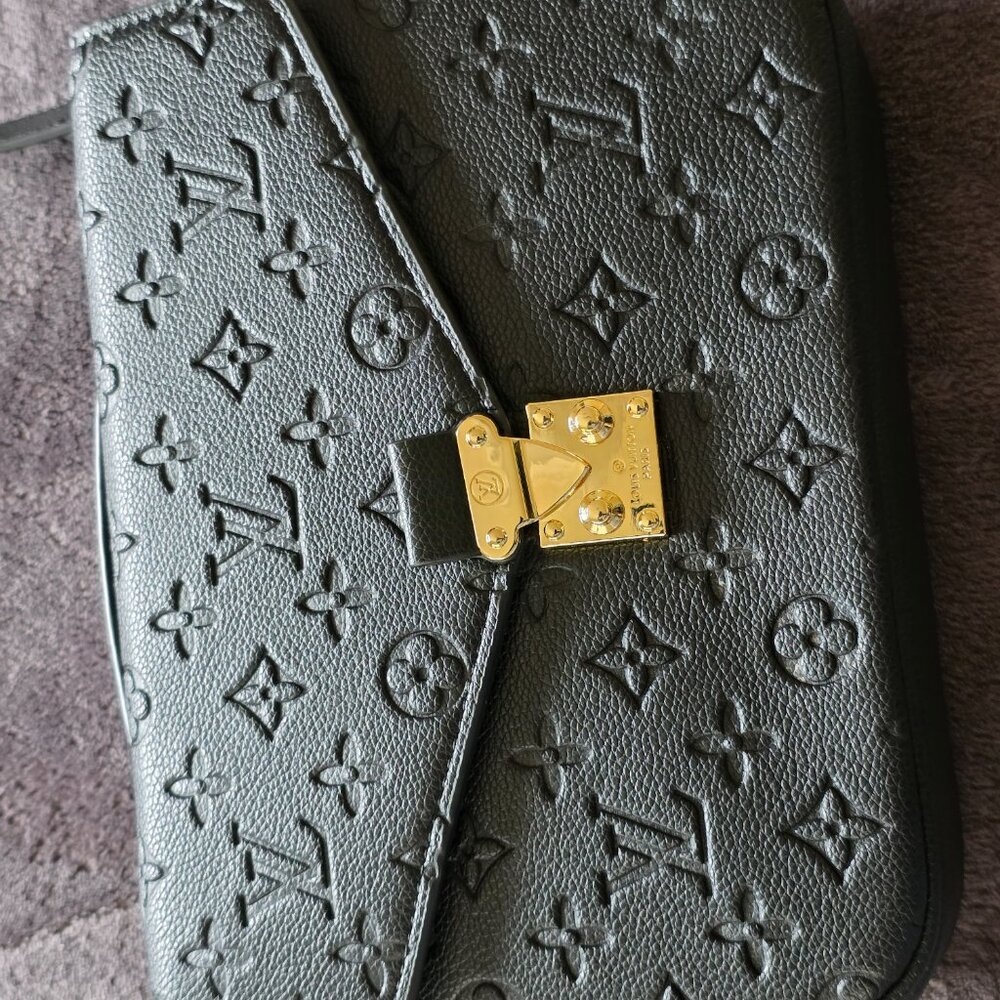 Louis Vuitton - Picture 16 of 16